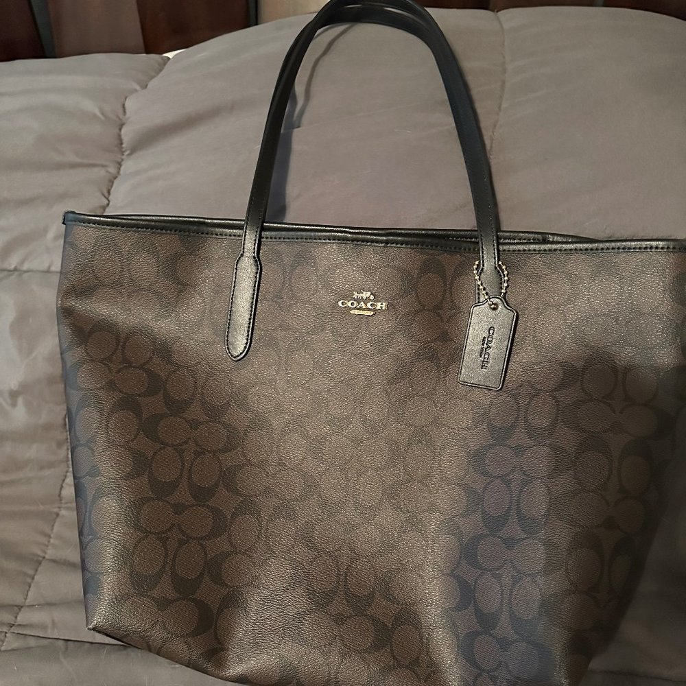 COACH City Tote In Signature Canvas